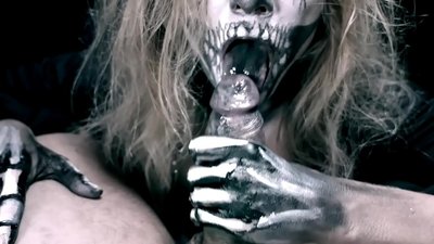 Une fille démoniaque suce une bite avec sa bouche noire et avale le sperme.