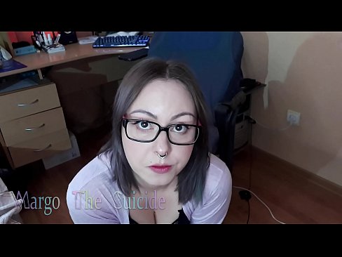 ❤️ Une fille sexy avec des lunettes suce profondément un gode devant la caméra ☑  Sexe at us ☑